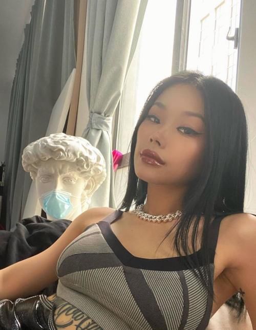 万妮达|新说唱万妮达胸口打码，要不下次让她穿校服？
