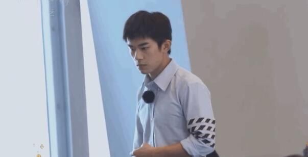 体态|易烊千玺央视镜头下曝缺陷？驼背圆肩体态差，与主持人差别大