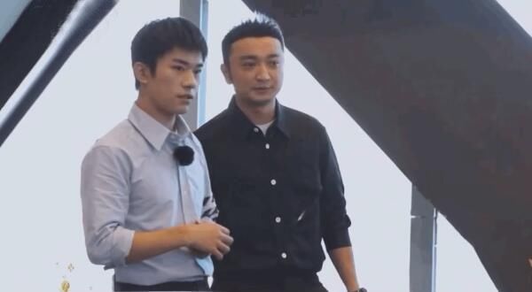 体态|易烊千玺央视镜头下曝缺陷？驼背圆肩体态差，与主持人差别大