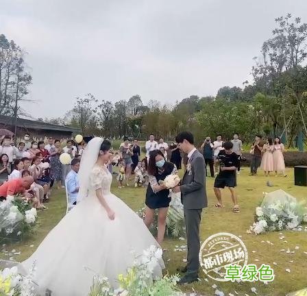 尴尬了！婚礼现场有亲戚告诉新人，迎宾喷绘上2个名字都印错了 婚礼取名字