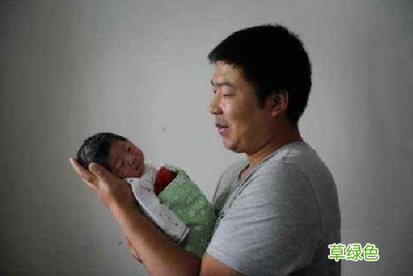 爸爸姓“柏”，给儿子取一名，亲戚听完取笑：真是有钱任性 柏什么好听
