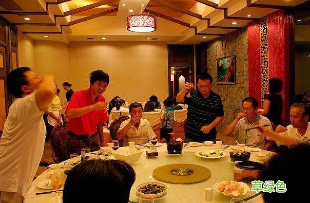 爸爸姓“柏”，给儿子取一名，亲戚听完取笑：真是有钱任性 柏什么好听