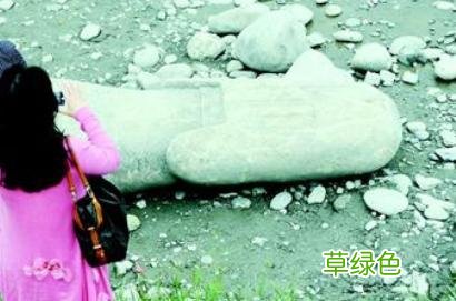 都江堰下面曾埋有“三神石人像”，出土了两尊，第三尊是什么模样 祈保什么意思