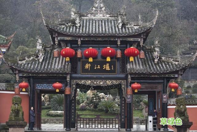 都江堰下面曾埋有“三神石人像”，出土了两尊，第三尊是什么模样 祈保什么意思