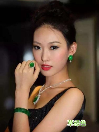 翡翠佩戴知识：翡翠服装搭配技巧