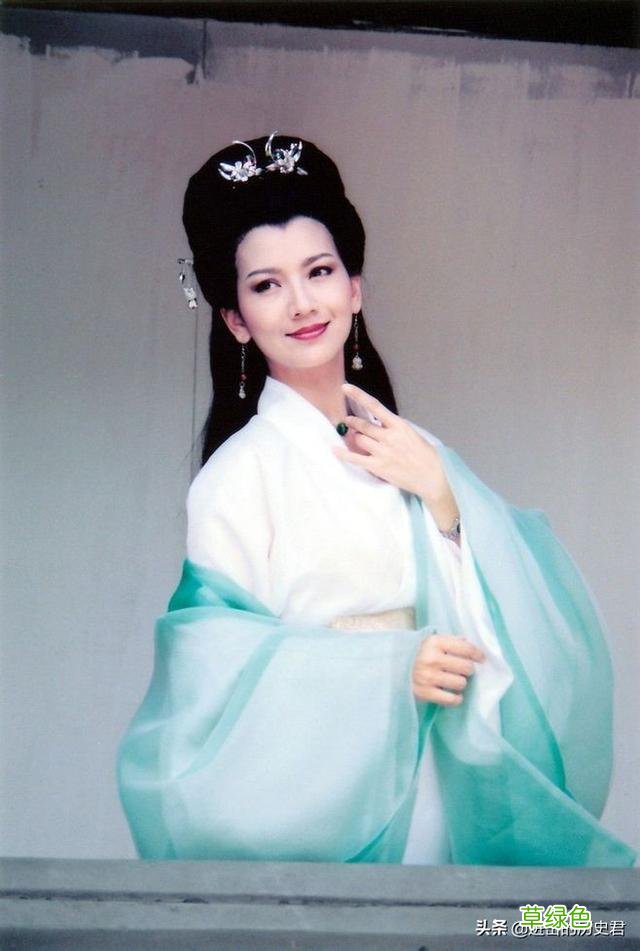白蛇传故事中，白娘子名叫素贞，其实小青也有个很唯美的名字 胡什么花人名