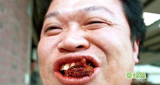 女干部撑伞嚼槟榔