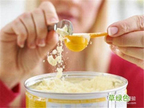 如何给婴儿冲奶粉视频 如何给婴儿冲奶粉