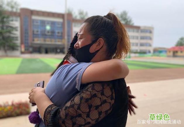 电视剧好心人扶起大妈反被讹 女孩扶起大妈被讹