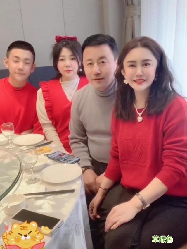 王长贵女儿和大8岁继母一起过年，与弟弟相处融洽，还被爸爸催婚 好听的相册名字