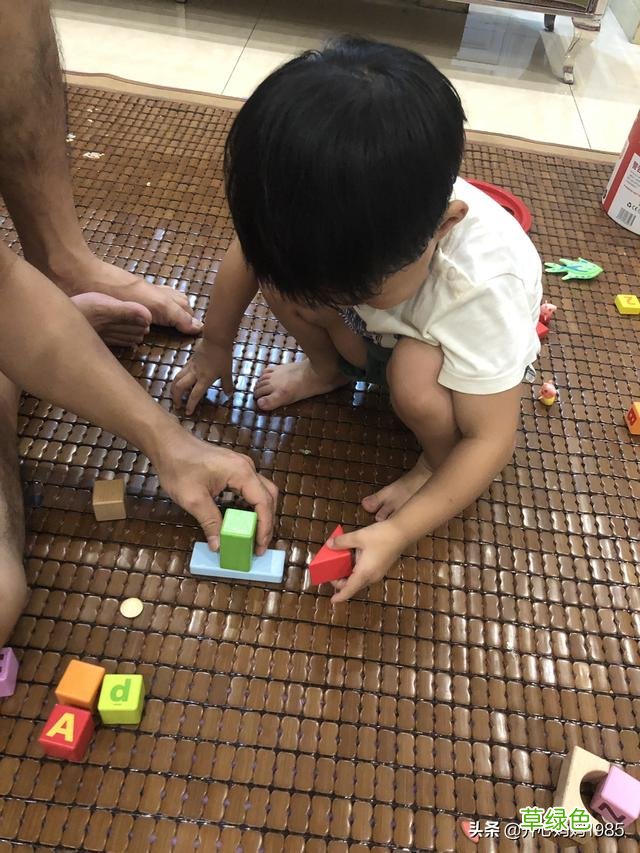 今天女儿一年级报名，发现班上有一个跟我女儿同名同姓的小朋友，我希望学校调班，校方不同意为何？ 班姓单名字