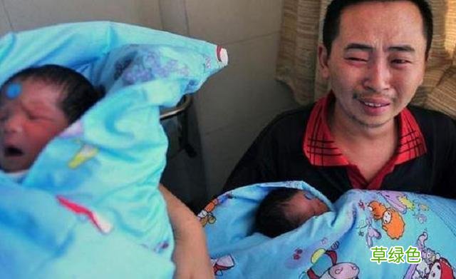 爸爸姓“周”，给双胞胎取名自认好记，户籍人员：孩子是亲生的吗 姓氏周怎么取名