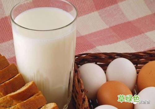 早上喝牛奶和什么一起吃比较好 喝牛奶不能和什么一起同食