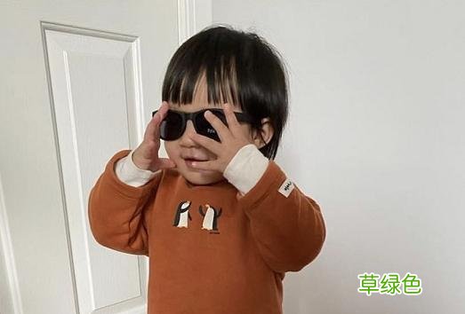 王祖蓝老婆罕见晒女儿，1岁天韵带墨镜神似爸爸！肉嘟嘟太可爱 时天韵名字