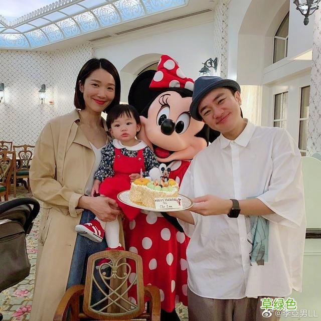 王祖蓝老婆罕见晒女儿，1岁天韵带墨镜神似爸爸！肉嘟嘟太可爱 时天韵名字