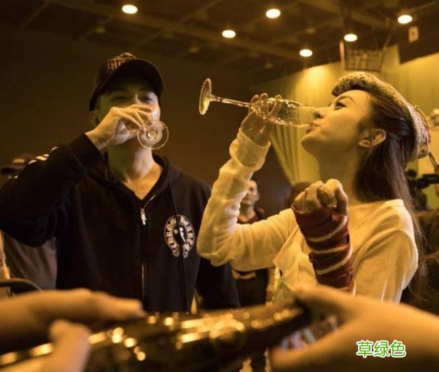 赵丽颖怀孕看点多，网友花式起名超有爱，网友：韩寒这把火烧的好 网名字爱