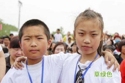 宝爸姓李，宝妈姓周，给龙凤胎起名那叫一个绝，众人：太有才了 男孩姓周怎么