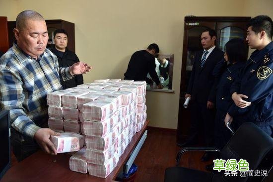 2013年广东七旬老人造假币被捕，能手绘人民币，九成假钞出自他手 佳龙名字