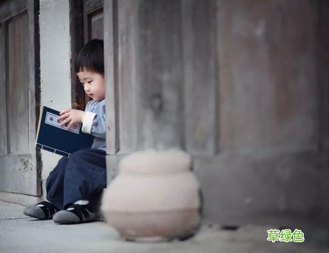 双胞胎爸爸姓“滚”，正发愁怎么起名字，爷爷的建议让身边人叫好 名字带滚