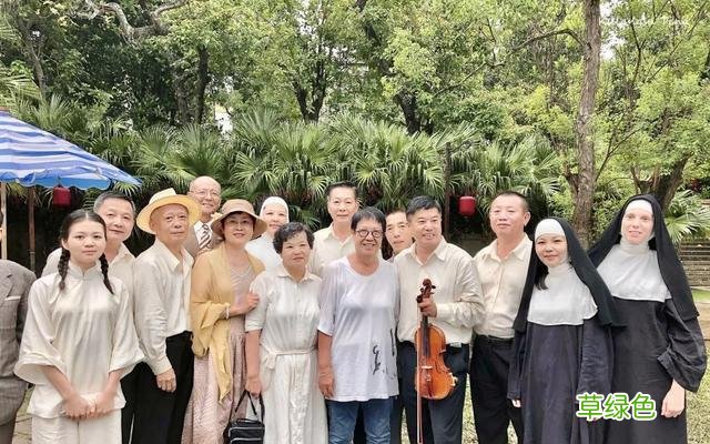 电影院看第一炉香图片 第一炉香电影院散场视频
